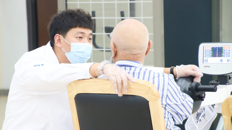 护理员和护工在职责上存在明显差异。护理员需要具备以下职责：