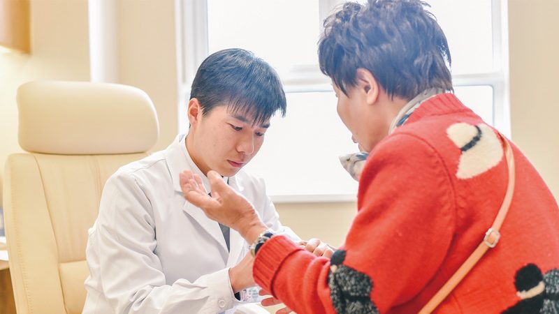日间照料中心护理员服务标准：保障失能老人生活质量的关键