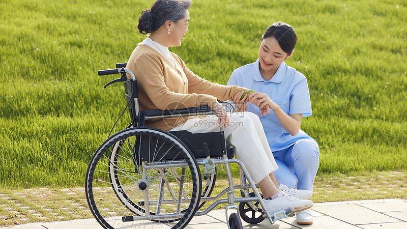 小型养老公寓护理人员配置：如何确保服务质量**