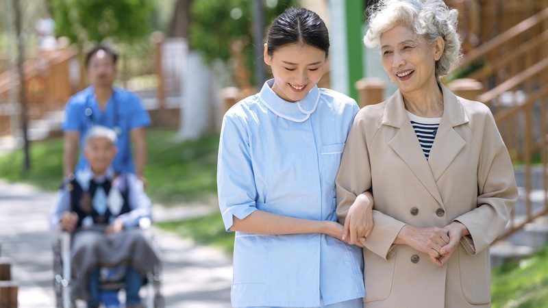 失能半失能长辈，住养老公寓还是养老院更合适