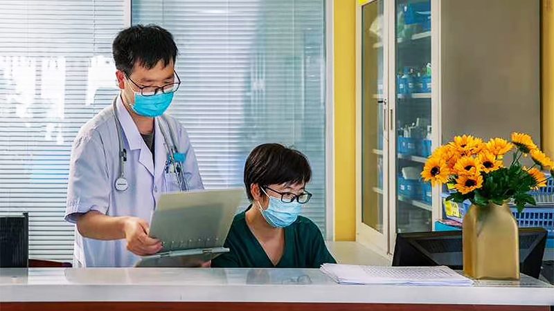医院护工日结工资突破三百元，这个行业正在经历什么